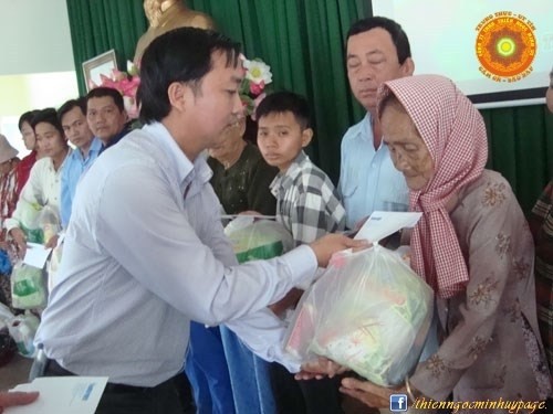 Ông Nguyễn Văn Bé Thanh, Phó chủ tịch UBND xã Long Thới, H.Nhà Bè tham gia trao quà cho các hộ dân sáng qua – Ảnh: Thanh Đông